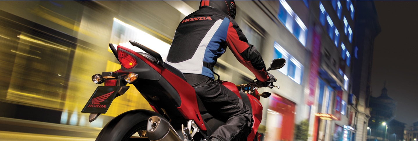 Honda CBR et cavalier dans le tunnel